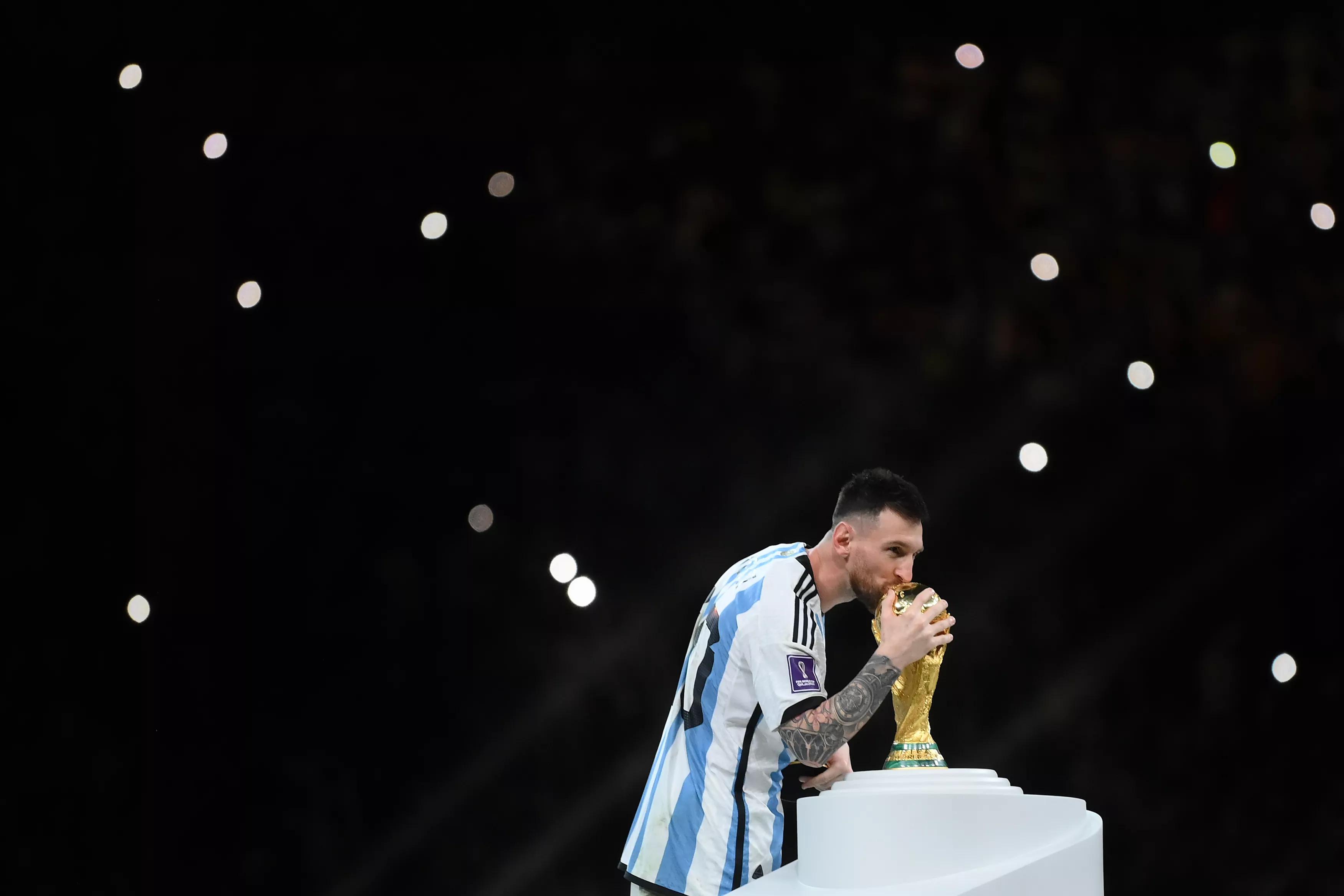 Three generations, two Argentinas, one family portrait — the handshake that connected 1986 to 2026 in a Houston hallway